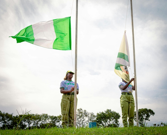 dyu-mástil-de-la-bandera-de-dushanbecard-img