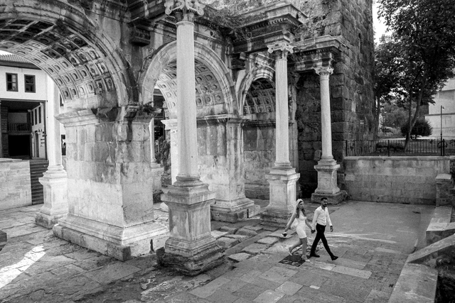 ayt-puerta-de-adrianocard-img